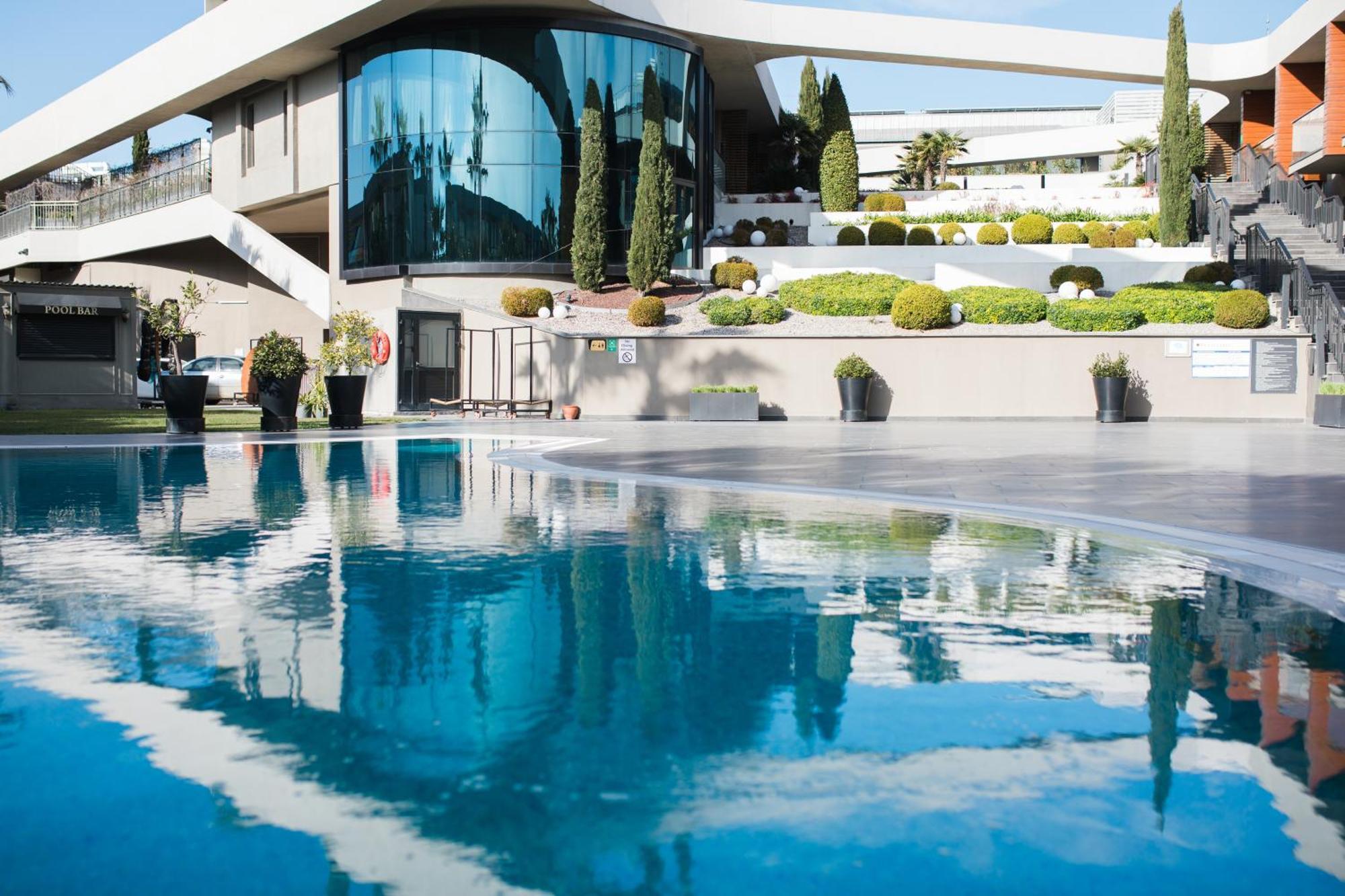 Doubletree By Hilton Izmir Airport Hotel Exterior photo